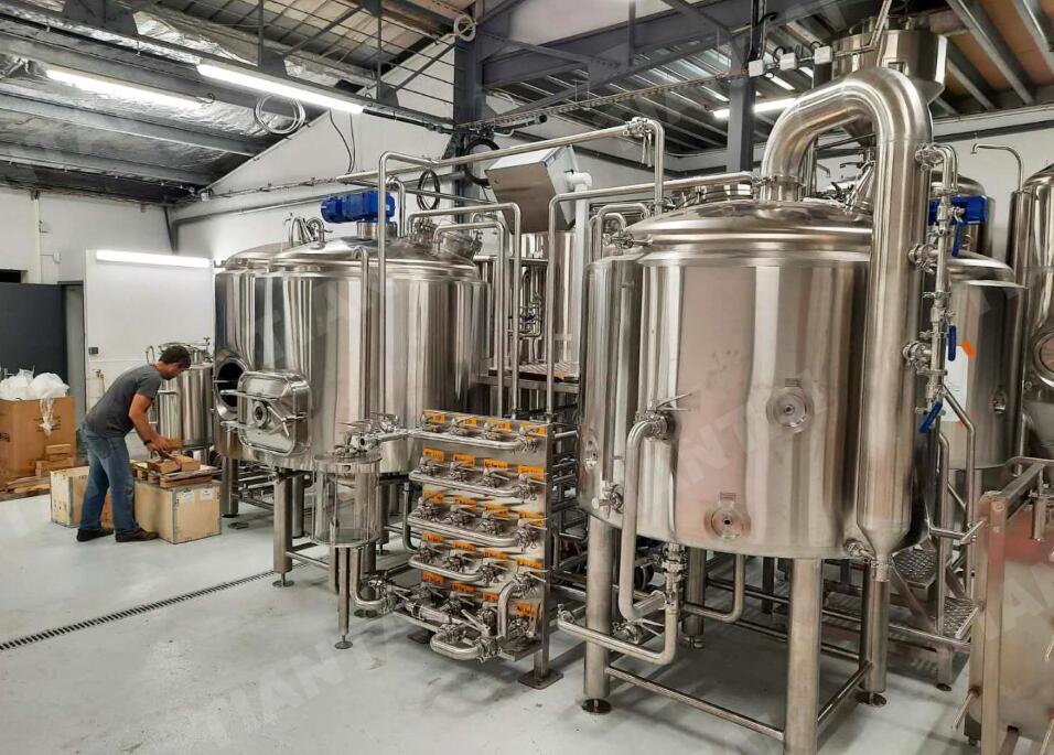 10hl Micro beer brewery under installation in New Caledonia